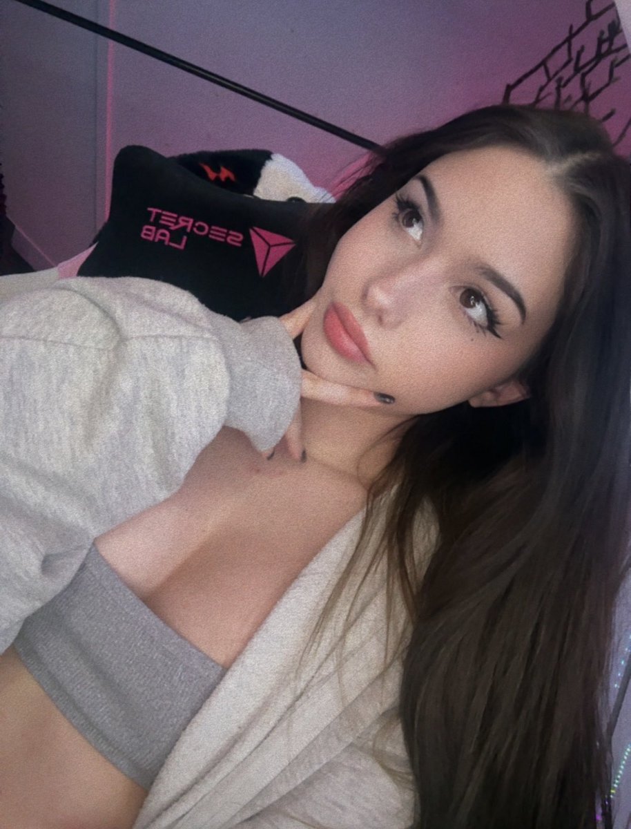 GoonWithUrMoney's tweet photo. Day one and already had a cuck send my Princess $500🖕

Best part is it was all censored stuff😂

Yes, this is her and yes, I mean she is perfect🥰 https://t.co/q9ATJAIntP