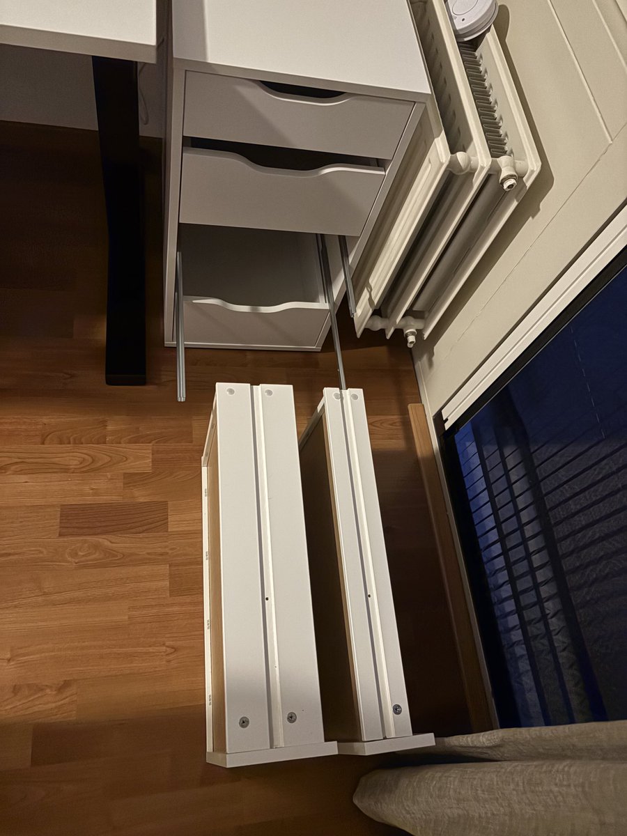 RebelHeart9's tweet photo. Wtf! 
Nog nooit meegemaakt bij @IKEA dat er fouten in montage zitten. De rails van Alex laden zaten er al op.
Alleen je gaat er nooit vijf laden in krijgen!

Pffff kan ik dit weer gaan regelen. 
Alsof er niet nog genoeg werk ligt! https://t.co/x1Yw6r4GA2