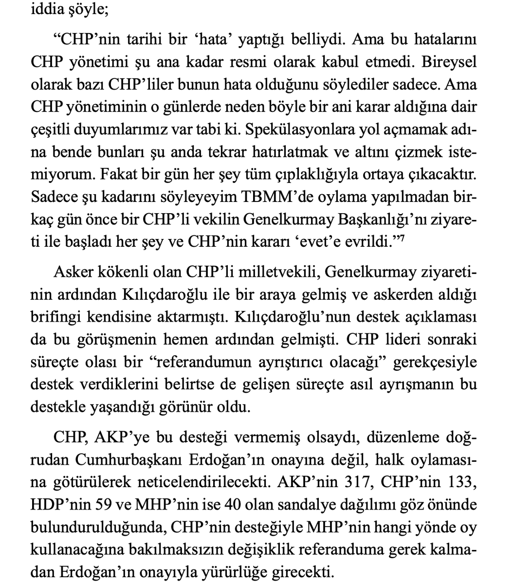 HayriDemir_'s tweet photo. 2016’daki dokunulmazlıkların kaldırılması konusu bugün yeniden gündeme gelmişken; o günlerin tanığı bir gazeteci olarak, CHP’nin "Anayasaya aykırı ama evet diyeceğiz" teslimiyetinin perde arkasını buraya bırakayım.

Oylamadan birkaç gün önce asker kökenli bir CHP milletvekili Genelkurmay’a gitti, oradan aldığı brifingi Kemal Kılıçdaroğlu’na aktardı ve CHP’nin "Hayır" olan tavrı "Anayasa'ya aykırı ama 'Evet' diyeceğiz"e döndü. Üstelik, bu açıklama ziyaretin yapıldığı gün deklare edildi. 

HDP'li milletvekillerinin tutuklanmasının ardından bu ziyaret ortaya çıktı. O güne kadar bu ismin Dursun Çiçek olduğu net değildi ancak aşağıda Bir Siyasi Rehinelik Öyküsü kitabında Demirtaş'ın bahsettiği ziyaret kamuoyunda tartışılınca CHP'li Dursun Çiçek çıkıp ziyareti doğruladı. Ama şahane bir mazeretle: "Evet gittim ama Suriye’deki gelişmeleri konuştuk!"

Tesadüfe bakın ki; Meclis’te Türkiye'nin siyasi tarihini değiştirecek yasa görüşülecekken, muhalefet vekili Genelkurmay'da "Suriye" dinliyor ve hemen ardından CHP'nin dokunulmazlık tavrı değişiyor!

CHP, bugün "referanduma götürülmesinin önünü aldık" diyerek, AKP'nin tek başına sandığa bile taşıyamayacağı anayasaya aykırı bir düzenlemeyi bizzat omuzlayıp Erdoğan'ın onayına sundu.

Tabii bununla da bitmedi. 7 Haziran seçimlerinin yıldönümünde yürürlüğe giren bu düzenlemenin iptal talebiyle Anayasa Mahkemesi'ne taşınması için 120 imza gerekiyordu. Ancak CHP'li milletvekillerinin başvuru için imza vermesi yine tehditlerle engellendi. Bu tehditler nedeniyle de Türkiye'nin siyasi tarihinde ilk kez Anayasaya aykırı bir şekilde geçici bir madde ile dokunulmazlıklar bir defaya mahsus olacak şekilde kaldırıldı. Oysa ki dokunulmazlıkların kaldırılması için her dosyanın komisyonda ayrı ayrı ele alınıp genel kurula gelmesi gerekirdi. 

Üzerinden yıllar geçmişken bir başka ayrıntıyı daha hatırlatmakta fayda var: Dokunulmazlık düzenlemesi henüz Meclis komisyonuna bile gelmemişken, Meclis'te olağanüstü ve gizli bir toplantı yapıldı. HDP'nin dışlandığı; AKP, MHP ve CHP'li bazı vekillerin katıldığı bu toplantıda, Genelkurmay'dan gelen albay rütbesinde bir askeri yetkili bu üç partiye brifing verdi. Konu hem dokunulmazlıkların kaldırılması hem de o günlerde hayata geçirilmek istenen kayyım rejiminin "gerekliliğiydi" ve asıl amaç CHP’yi ikna etmekti. 

Bu, Meclis çatısı altında askeri bir yetkilinin sivil siyasete verdiği ilk brifing olarak tarihe geçti. 

Nitekim Meclis'teki bu brifing ve Dursun Çiçek'in Genelkurmay ziyaretinin hemen ardından dokunulmazlıklar kaldırıldı. Birkaç ay sonra 20'yi aşkın BDP'li belediyeye kayyım atandı; HDP'li milletvekilleri tek bir yerden düğmeye basılmışçasına bir gece yarısı gözaltına alınıp tutuklandı.

Kısacası CHP, demokrasinin tabutuna o ilk çiviyi 2016’da bizzat çaktı.

Tarih teslim olanları affetmediği gibi, teslimiyetine kılıf uyduranları da unutmaz.

Kayda geçsin.