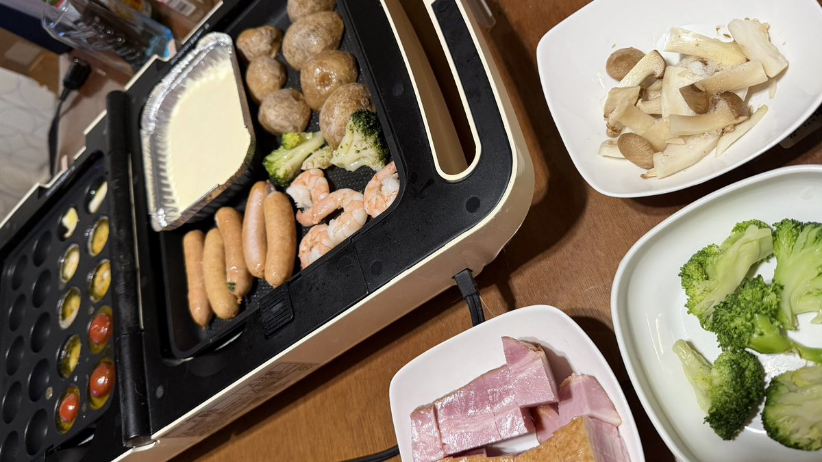kt2crz's tweet photo. 半額になってるとつい買っちゃう
久々にダブルプレート引っ張り出して食材追加して
チーズフォンデュとアヒージョ
やめなされ焦げ猫になっちゃうよ…
もう焦げてたか、失敬
#猫 #黒猫 #チーズフォンデュ #アヒージョ #半額 https://t.co/MfqB4Ykjf9