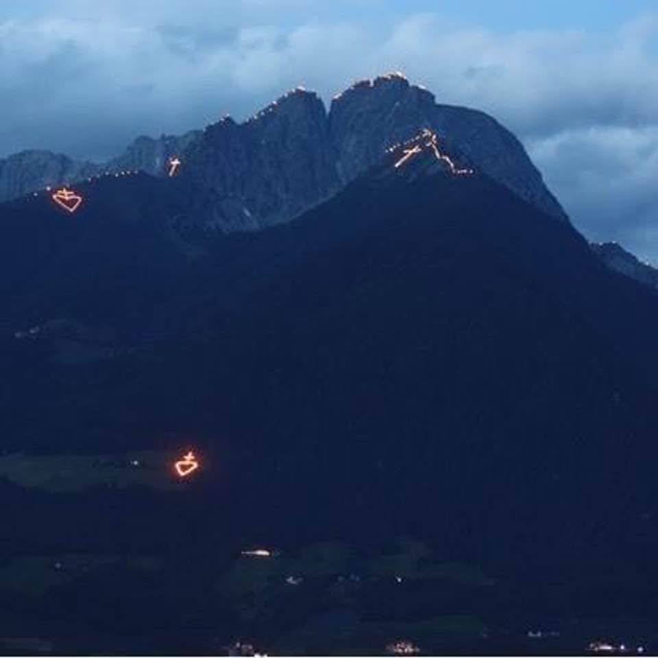 dessere88fenice's tweet photo. Ogni anno, sulle pendici e sulle cime delle montagne dell'Alto Adige vengono accesi falò del Sacro Cuore di Gesù.

La tradizione dei falò in montagna risale all'epoca precristiana. 

L'usanza, come la conosciamo oggi, risale al 1796, quando l'esercito di Napoleone si trovò ad affrontare le Alpi. 

Di fronte alla minaccia di guerra, la Dieta tirolese decise di dedicare la regione al Sacro Cuore di Gesù per ottenere l'aiuto divino.

✝️