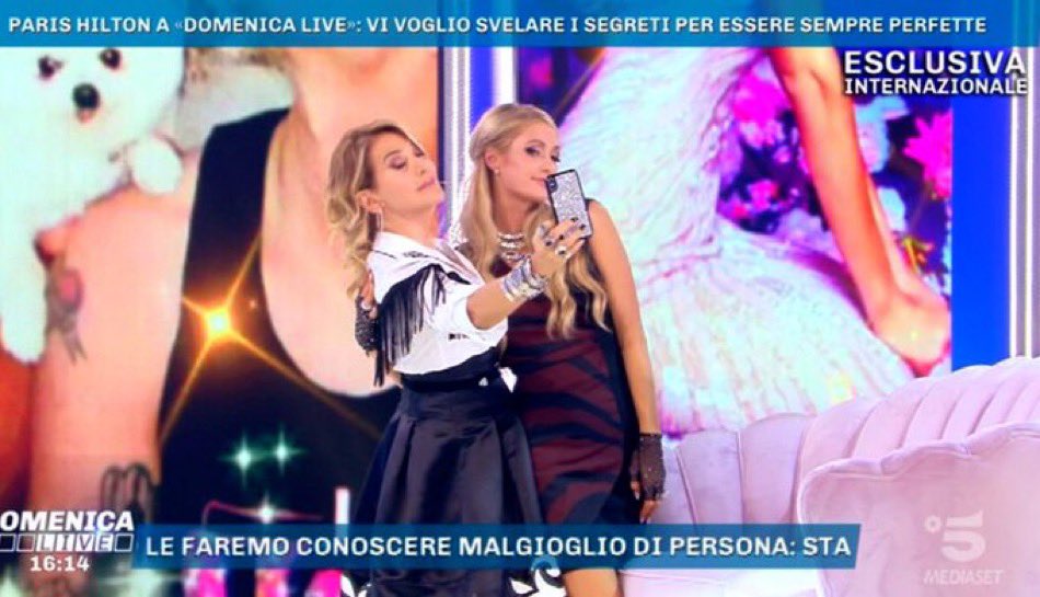 fracocc0drillo's tweet photo. "mi ha implorato di fare una foto con lei, mi ha fatto pena" https://t.co/EYUDydhR5k