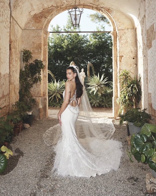 tictoxica's tweet photo. nao guento os outros fandons postando foto do casamento de suas favs…. amores aceitem, a dua lipa foi um marco na cultura assim como o vivienne westwood de carrie bradshaw https://t.co/qoSRQ6Komt