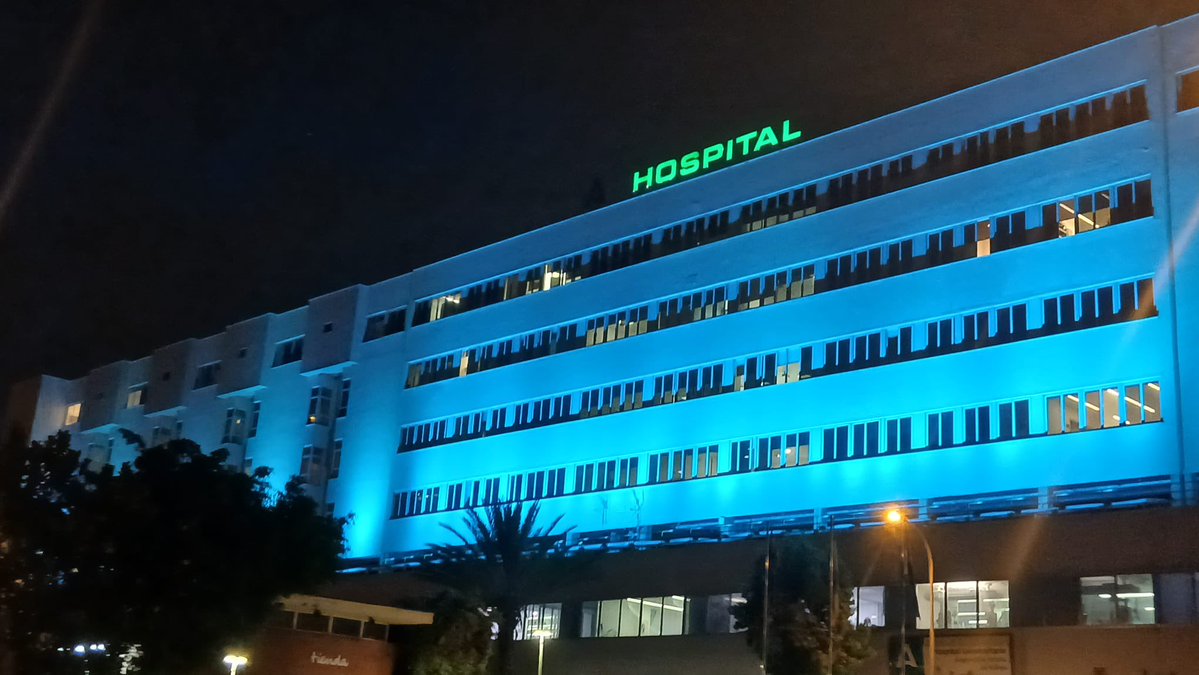 HUVV_SAS's tweet photo. Iluminamos nuestra fachada de azul para apoyar al @MalagaCF en su lucha por el ascenso.
Un 👏🏻especial a esa afición incondicional que nunca deja de sorprender y emocionar. @saludand @gerenteclinico @soniahv77 
¡Toda la fuerza desde el hospital! #VamosMálaga https://t.co/1rnomFmmzy