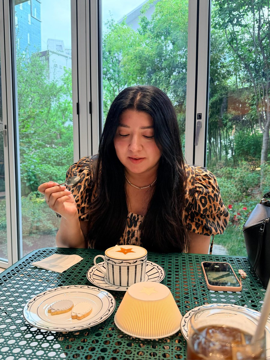 donutkitty's tweet photo. what i really wanted to say is i went to seoul to visit my friends and i went to irene’s concert, visited a palace in hanbok, ate a bunch of yummy things, &amp; did ALOT of shopping! https://t.co/RGIegewOKW