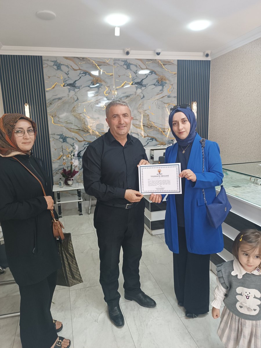 PartiZara's tweet photo. Önceki dönem ilçe başkanlarımızı Babalar Günü öncesi ziyaret ettik..
Hem günlerini kutladık hem de Sayın Cumhurbaşkanımızın iletmiş olduğu teşekkür belgelerini takdim ettik..

@AKKADINGM 
@akkadinSivas 
@avytanriverdi 
@akkadinSivas 
@avabdullahguler 
@hakanaksu058 
@rukiye_toy https://t.co/Ip1M3BItNj