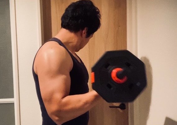 biokin2's tweet photo. 仕事時間、家族時間の中に筋トレを入れるのが大分上手になってきた。ほぼ自宅トレだけど確かな成長を感じている。
継続は力なり、コツコツがコツ。
先日、職場で全く授業などの関わりがない生徒がやってきて「先生みたいに腕パツパツにしたい！」と。
頑張ろうぜ！！
#筋トレ https://t.co/3JlrhBNbKO