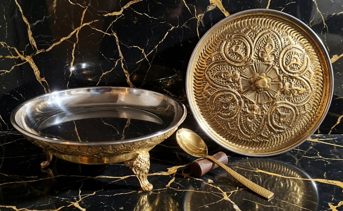 UiMtraders's tweet photo. Flat Karahi Pure Brass & Steel with Hand Carving and Pure Brass 3-Leg Underliner
Elevate your dining experience with this exquisite Flat Karahi, masterfully crafted from premium pure brass and stainless steel. Designed for both functionality and elegance, this piece features intricate hand-carved detailing around the rim and base, showcasing traditional artistry that adds timeless charm to any table setting.

Key Features:

Material: High-quality pure brass combined with durable stainless steel interior for superior heat retention and easy cleaning.

Design: Beautifully embossed and hand-carved floral and geometric patterns that reflect classic South Asian

Craftsmanship.
Sturdy Base: Supported by an elegant pure brass 3-leg underliner with detailed lion-paw feet, providing stability and a luxurious raised presentation.

Versatile Use: Ideal for serving hot curries, karahi dishes, stews, or as a decorative centrepiece. Perfect for restaurants, home chefs, or special occasions.

Finish: Polished golden brass exterior with a sleek, reflective steel interior that enhances food presentation.

This premium Flat Karahi combines tradition with modern practicality, making it a standout addition to your cookware or serveware collection. Whether used for authentic karahi gosht, chicken karahi, or as an elegant serving bowl, it brings warmth and sophistication to every meal.

Dimensions: Available In  Dia 06, 07, 08, 09, 10 & 11 Inches.

Care Instructions: Hand wash recommended. Polish brass occasionally maintains its radiant shine.
Perfect for food photography, professional kitchens, or gifting to culinary enthusiasts!

DM For Rate And More Information.

#Karahi #BrassKarahi #HandCarvedKarahi #PureBrass #KarahiSet #FlatKarahi #BrassCookware #3LegKarahi #DesiKitchen #PakistaniKitchen #IndianCookware #ServingKarahi #KarahiGosht #LuxuryCookware #Handcrafted #BrassUtensils #TraditionalKarahi #KitchenDecor #HomeChef #DiningEssentials #VintageBrass #LuxuryTableware #FoodStyling #RestaurantCookware #EidGifts #WeddingGifts #BrassServingBowl #HandCarvedBrass #PakistaniCookware #DesiCookware