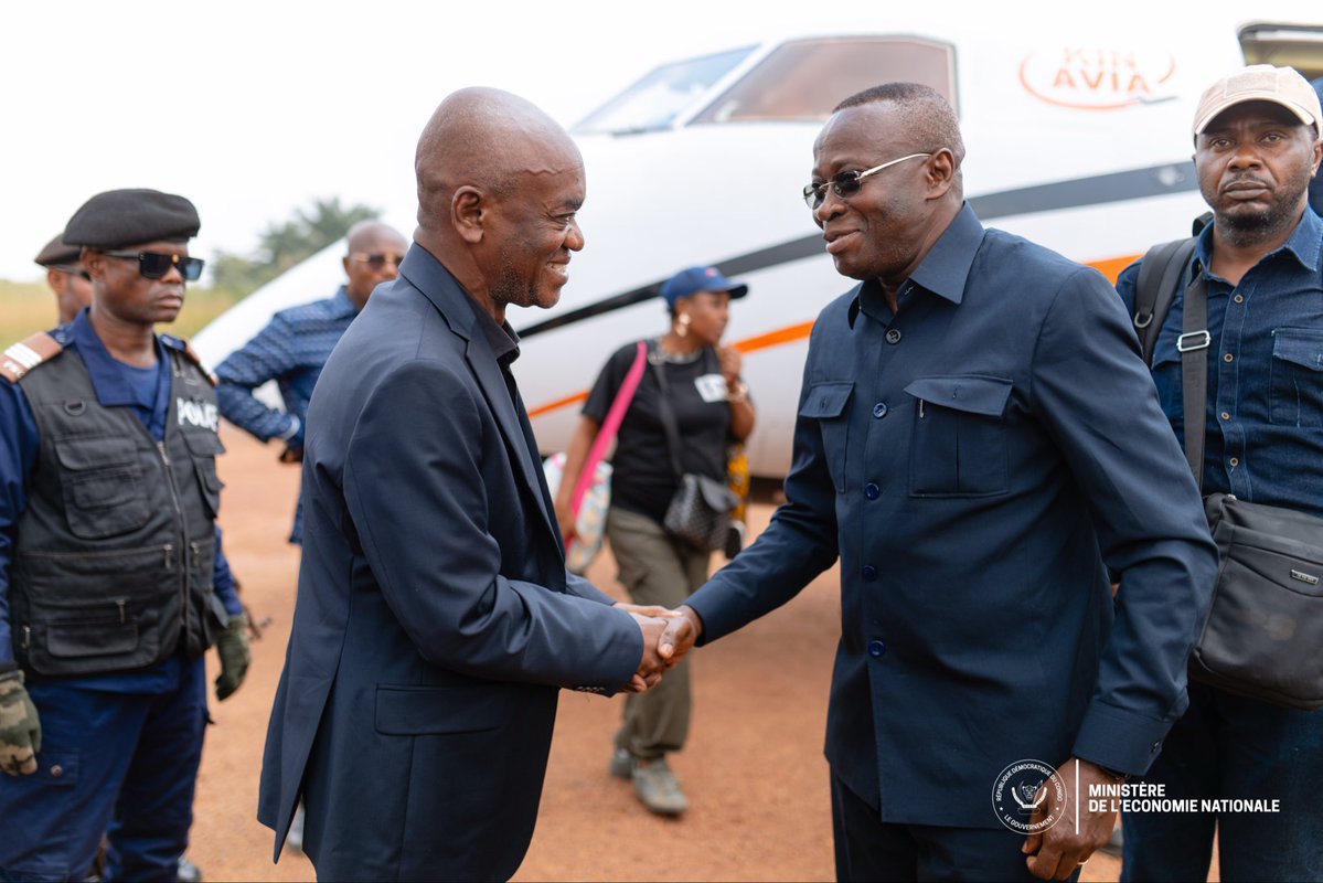 DMukokoSamba's tweet photo. #Tshuapa | Journée 1 de ma mission économique (samedi 20 juin 2026)

Première étape à Boende, chef-lieu de la province de la Tshuapa, pour une évaluation de terrain des infrastructures économiques et des contraintes qui freinent la production, les échanges et l’investissement.

1️⃣ Visite des principales infrastructures publiques

Office des Routes et OVD : absence quasi totale d’engins et d’équipements pour l’entretien des infrastructures ;
SNEL : centrale thermique à l’arrêt depuis plus de deux mois, avec des conséquences importantes sur l’activité économique locale ;
Bac sur la rivière Tshuapa : non fonctionnel, alors qu’il constitue un maillon essentiel de la RN8, axe stratégique reliant Mbandaka à la RN7 près d’Ikela via Ingende et Boende ;
Port de l’ONATRA : activité fortement réduite, malgré le potentiel considérable de ses infrastructures, notamment son entrepôt ;
Hôpital Général de Référence : fonctionnel, mais confronté à de nombreux défis liés à son équipement et à son fonctionnement.

2️⃣ Échanges avec les acteurs économiques et sociaux

Les discussions avec les opérateurs économiques, les services techniques, la société civile et d’autres parties prenantes ont permis de dégager plusieurs constats majeurs :

abandon progressif de nombreuses plantations ;
prédominance de l’économie informelle ;
absence de banques commerciales ;
difficultés de mobilité et de transport à l’intérieur de la province ;
faiblesse des infrastructures énergétiques et logistiques ;
coûts élevés de mise en marché des produits locaux.

La Tshuapa dispose d’importants atouts naturels et humains. Le principal défi consiste désormais à reconnecter son potentiel productif aux marchés nationaux et régionaux.