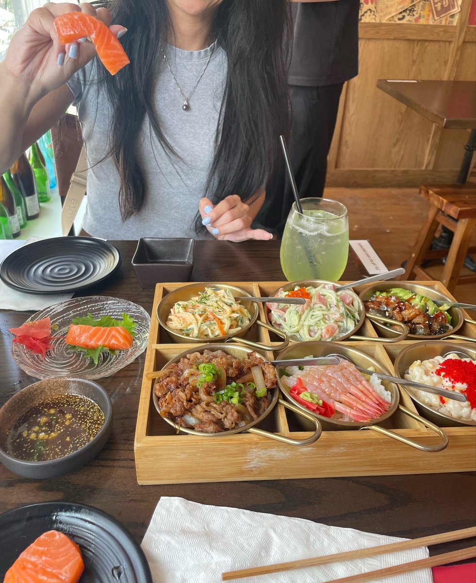 msg_angel's tweet photo. Six different dons + extra large sashimi https://t.co/RzPTzRWp91