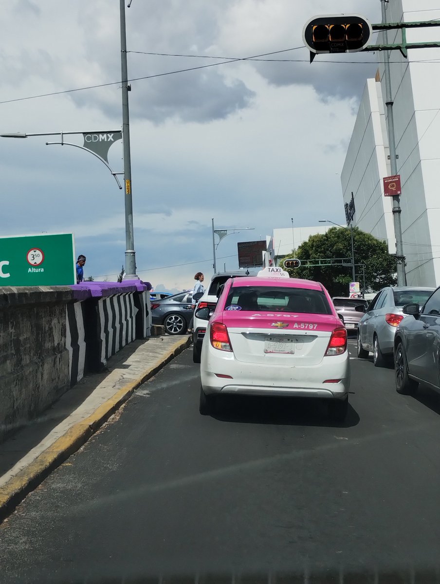 luisbronce's tweet photo. Complicado @trafico889  en laterales de viaducto cruces de cuauhtémoc y vertiz sin semáforos https://t.co/Q9jA9OCu9o