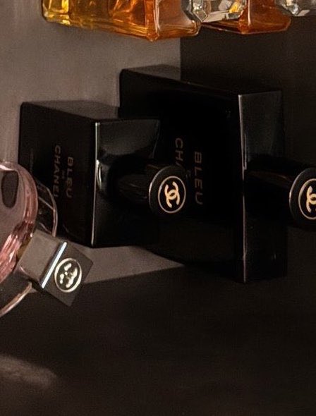 jkooltter's tweet photo. Mi novio usa ese perfume que usa Jungkook, al menos sé que huele a el aveces https://t.co/Ji3wBC50ln