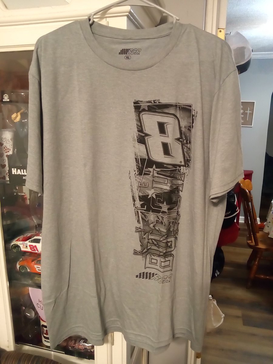 WillieB6_48's tweet photo. Received my #KyleBusch shirt in the mail now just waiting on the hat
Thank you @NASCAR.com and @RCRracing
#ForRowdy ๐๏ธ๐ https://t.co/zGmmOXLdjO