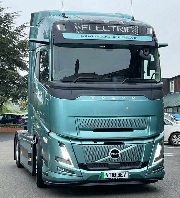 OLUWASHINAA2000's tweet photo. @KingAbdullahII VolvoTruck
 77-inch high-roof sleeper, interior door to door is 83.5 inches,GVW is  53,200+Ibs Offered performance. It delivers 405 to 500 horsepower and up to 1,950 lb-ft of torque. It is paired with an upgraded I-Shift automated transmission with up to 30% faster shift speeds. https://t.co/OVKgSMgh0P