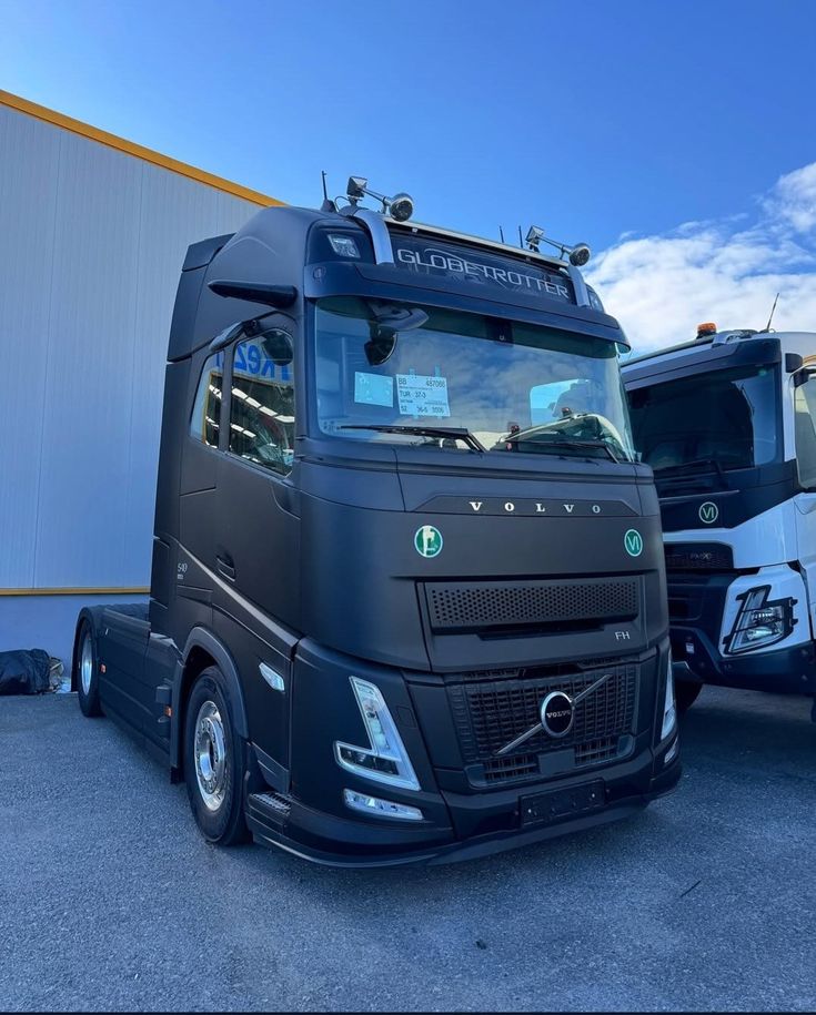 OLUWASHINAA2000's tweet photo. @KingAbdullahII VolvoTruck
 77-inch high-roof sleeper, interior door to door is 83.5 inches,GVW is  53,200+Ibs Offered performance. It delivers 405 to 500 horsepower and up to 1,950 lb-ft of torque. It is paired with an upgraded I-Shift automated transmission with up to 30% faster shift speeds. https://t.co/OVKgSMgh0P
