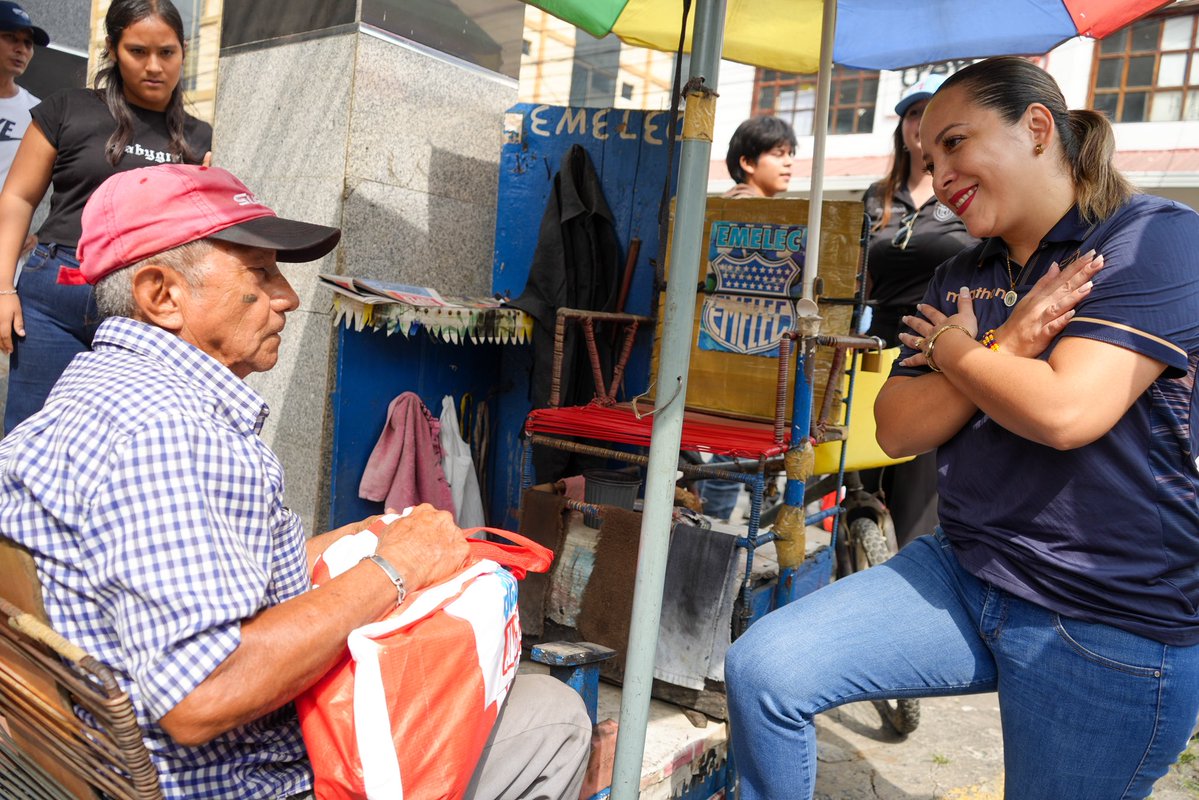 anaraffo1's tweet photo. ¡Feliz #DíaDelPadre! 👔 Recorrimos nuestra amada ciudad de Milagro para hacer llegar un pequeño detalle a esos padres honrados que cada día salen a trabajar sin descanso. 

Mi total admiración y respeto para todos los padres que son ejemplo de lucha. 🤝 https://t.co/TRqw32WvLc