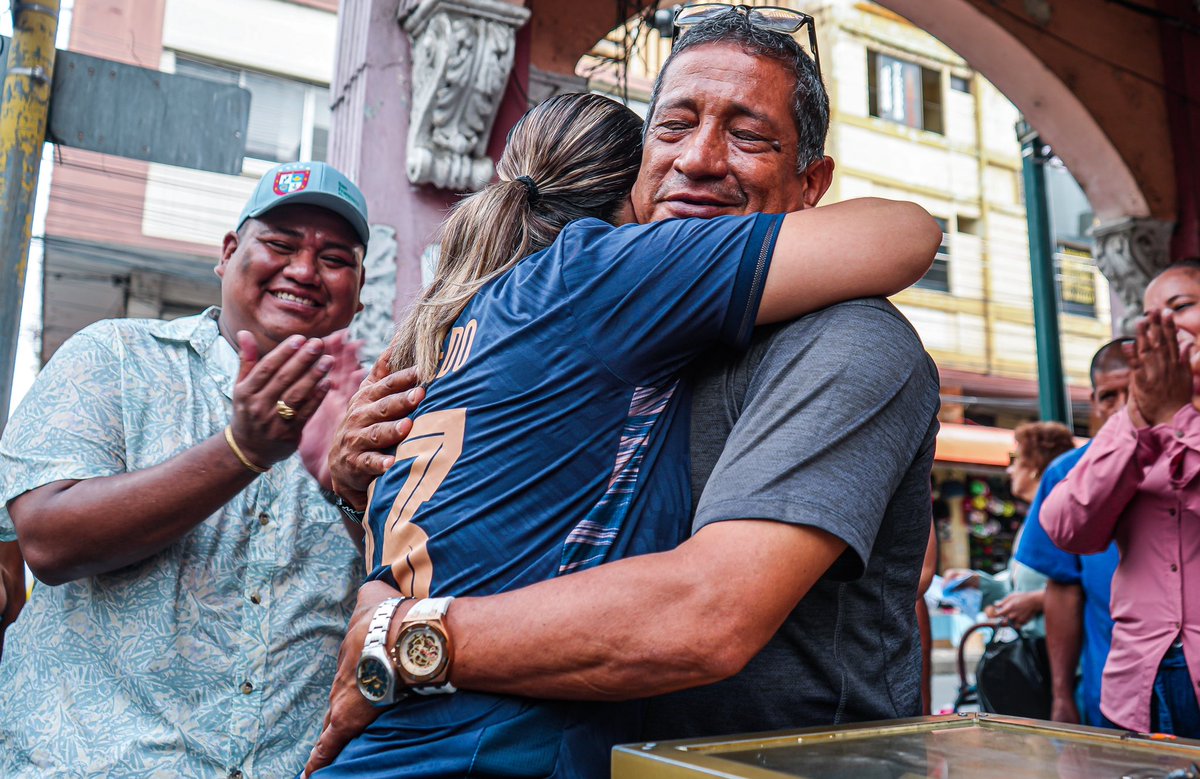 anaraffo1's tweet photo. ¡Feliz #DíaDelPadre! 👔 Recorrimos nuestra amada ciudad de Milagro para hacer llegar un pequeño detalle a esos padres honrados que cada día salen a trabajar sin descanso. 

Mi total admiración y respeto para todos los padres que son ejemplo de lucha. 🤝 https://t.co/TRqw32WvLc