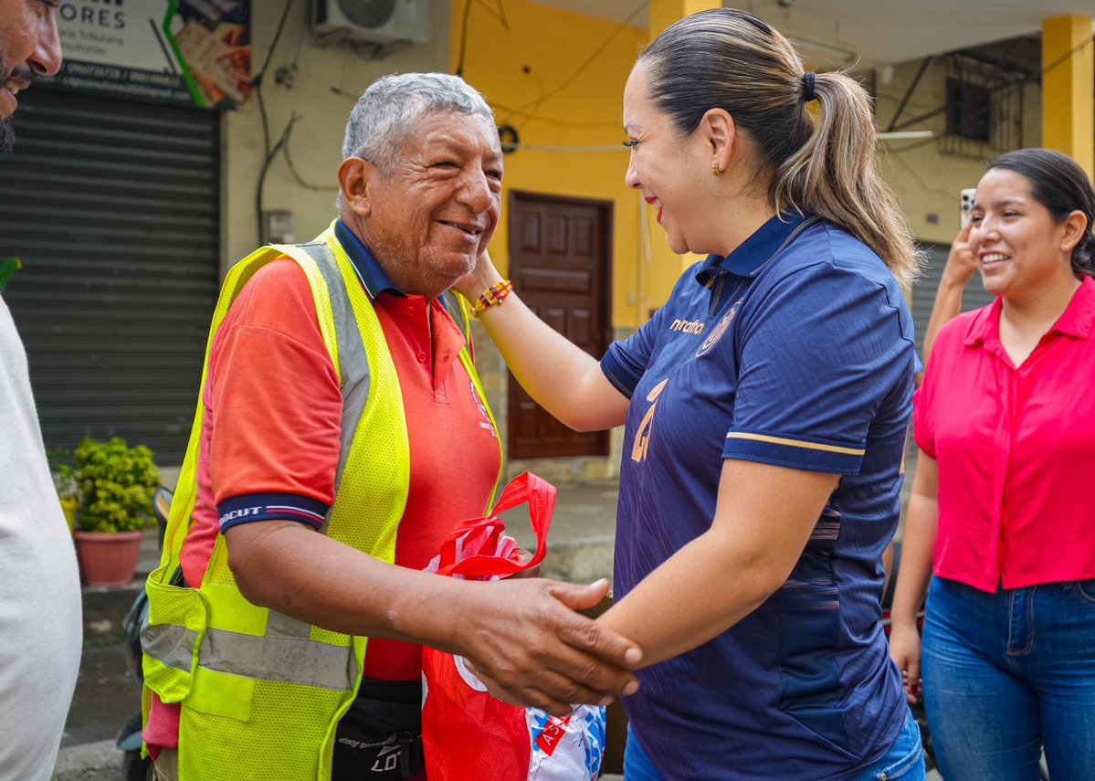anaraffo1's tweet photo. ¡Feliz #DíaDelPadre! 👔 Recorrimos nuestra amada ciudad de Milagro para hacer llegar un pequeño detalle a esos padres honrados que cada día salen a trabajar sin descanso. 

Mi total admiración y respeto para todos los padres que son ejemplo de lucha. 🤝 https://t.co/TRqw32WvLc