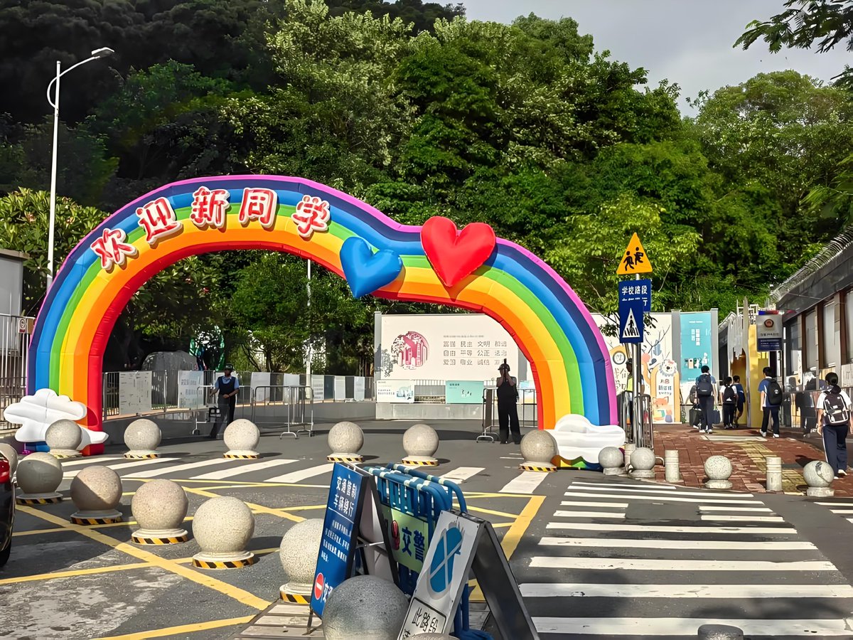 MelvinRandom's tweet photo. 新学期第一缕晨光已就位，教室的黑板擦干净啦，把假期的松弛收一收，课堂上追光、题海里闯关，新征程，一起加油呀！ https://t.co/15tGU5kvzS