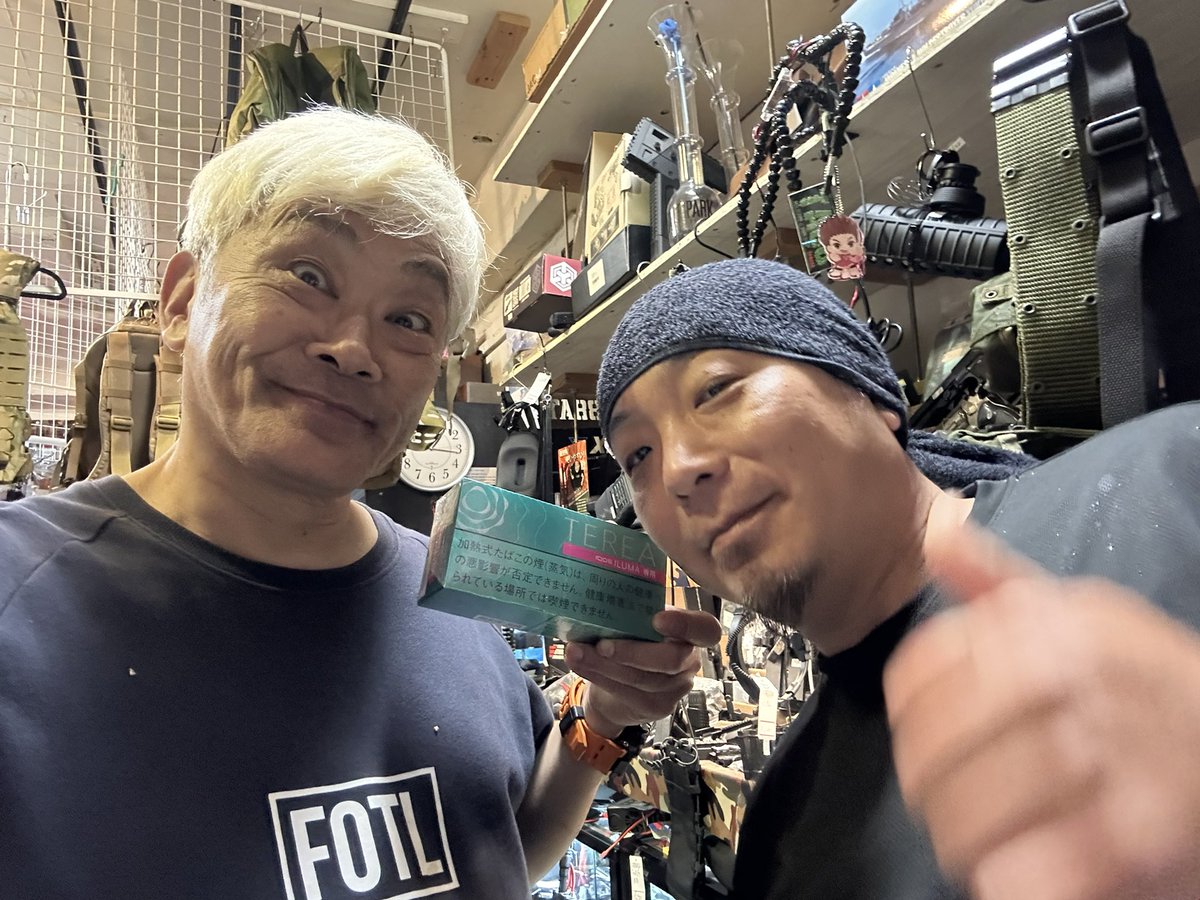 ガンショップ束屋 やまちゃん がピザ?、まーくんがiQOSを誕生祝いに 