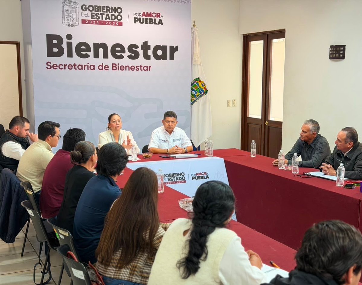 artemisa_laura's tweet photo. 💧 El acceso al agua es un derecho y por tanto, una prioridad para el gobernador @armentapuebla_ que nos ha pedido atender de manera permanente.

👥 Por esta razón me reuní con Adán Pasten, coordinador de Agua para el Bienestar Por Amor a Puebla, así como con delegados y delegadas del programa, para analizar las necesidades en cada zona y las acciones que impulsamos para atenderlas 😉.