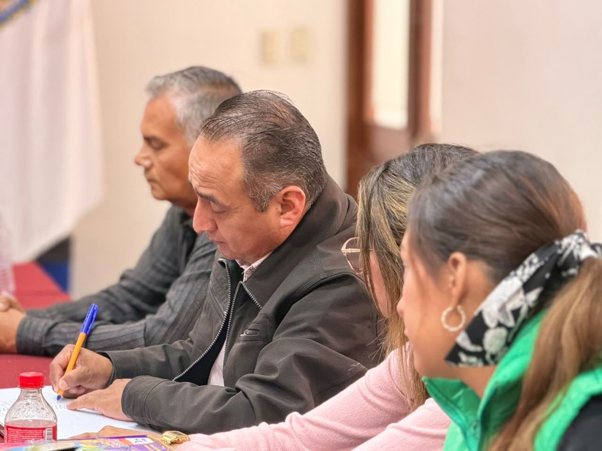 artemisa_laura's tweet photo. 💧 El acceso al agua es un derecho y por tanto, una prioridad para el gobernador @armentapuebla_ que nos ha pedido atender de manera permanente.

👥 Por esta razón me reuní con Adán Pasten, coordinador de Agua para el Bienestar Por Amor a Puebla, así como con delegados y delegadas del programa, para analizar las necesidades en cada zona y las acciones que impulsamos para atenderlas 😉.