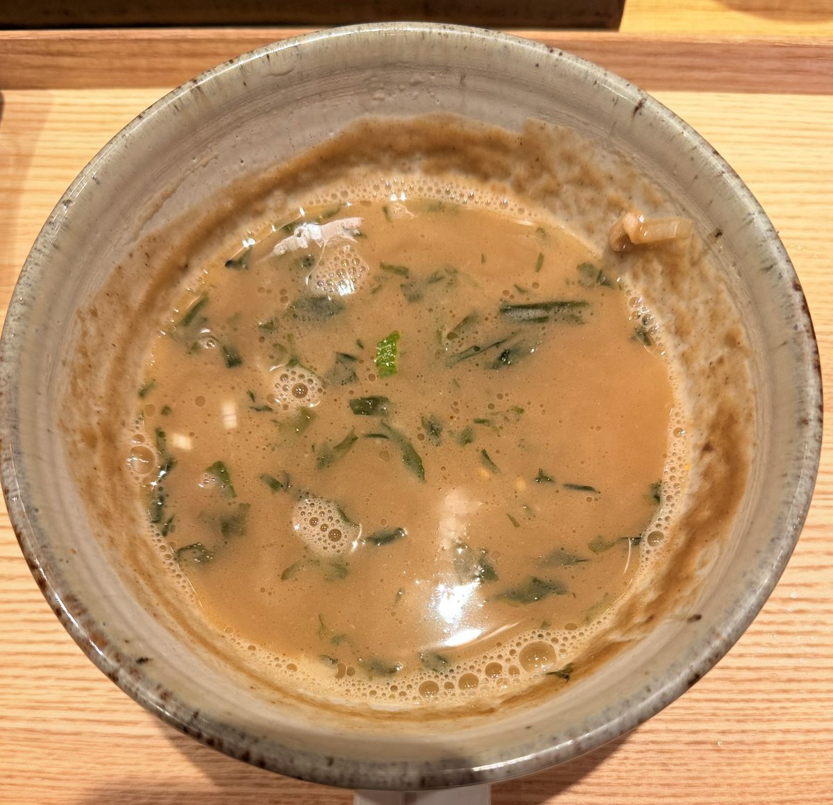 interrecoba's tweet photo. 松戸　中華蕎麦とみ田
つけめん TOKYO-X純豚骨つけダレ（小） +  特選全部トッピング〈味玉ver〉  + 生ニンニク +辣油辛味 + 十四代 万虹 + 稲里 純米大吟醸 日々是好日

土曜日は麺活仲間のお力添えで訪麺出来て感謝の1日☆
豚骨ダレでどうしても食べたかったので本当にありがたい。
さて、この日は十四代の万虹からスタート。最後の半合だったのでラッキーでした。氷温熟成させた特地区の山田錦の35%のアル添のこちらはリンゴのような甘みを感じます、てゆーか甘ーい！そして旨い。
豚骨魚介の方より後に純豚骨の提供となるので特選やメンマは先出しで。丁寧に準備されるワカメもお酒を進めてくれる大きな存在。そして特選のお肉達も。
そしてつけめんはこの日も瑞々しい麺で塩だけで頂いてもパーフェクト。どうしても食べたかった豚骨はどうしてこれだけ豚骨で上品な仕上がりになるのかと感心してしまいます。
遅れてドロップの稲里は米の旨味と大吟醸らしい香りで安定の旨さ。
辣油を麺に浸しても豚骨ダレは旨い。
生ニンニクを豚骨ダレに全投入してもジャンク感よりは味の深みが増す感じが良いですね。
麺を食べ切ってからの出汁割りですが、最近は常にビシッと上品な魚介感がガンギマリで旨すぎます。
多幸感に包まれながら退店すると店外にはヘッズ達が。
イベントも最高ですが、通常回もやはり最高ですね。