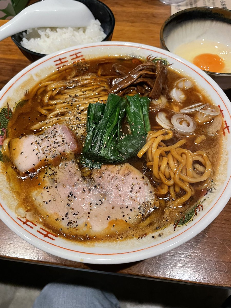hrto12's tweet photo. 自家製手もみ麺 鈴ノ木＠所沢

限定　SUZUNOKIブラック　生たまご　ご飯

昨日のお昼👍麺は、中太ストレート麺で👍スープは、漆黒の醤油と鶏湯のペタ感あって、甘味があって美味しい👍麺を生たまごにつけて👍ご飯にあって👍ごちそうさまでした☺️ https://t.co/wnIf9XD0aM