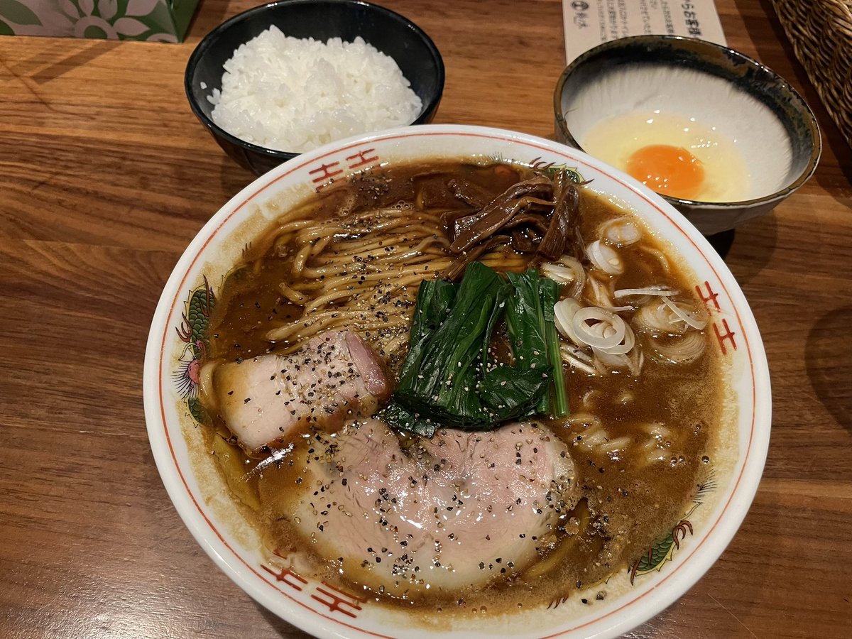 hrto12's tweet photo. 自家製手もみ麺 鈴ノ木＠所沢

限定　SUZUNOKIブラック　生たまご　ご飯

昨日のお昼👍麺は、中太ストレート麺で👍スープは、漆黒の醤油と鶏湯のペタ感あって、甘味があって美味しい👍麺を生たまごにつけて👍ご飯にあって👍ごちそうさまでした☺️ https://t.co/wnIf9XD0aM