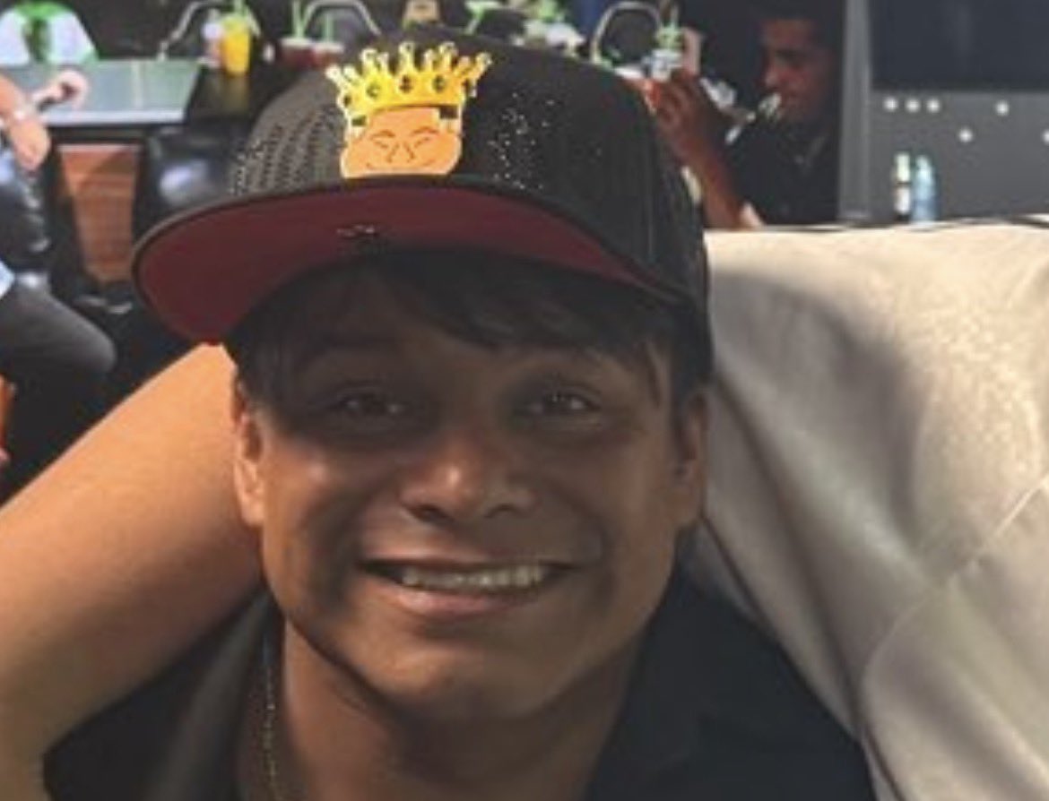 compichuy's tweet photo. @PauloChavira Cuánto ha de pesar tu brazo para que el pendej@ del guaguis ponga esa cara 😂 https://t.co/lj0g8Q6dAl