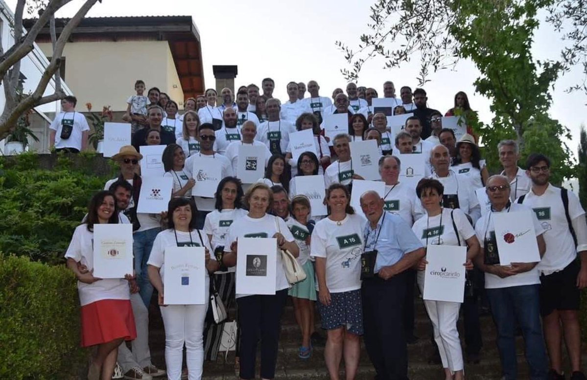 cantinealois's tweet photo. #Italianity.
Nel suo contributo Time Fades, Welcome Remains, #ShelleyLindgren sceglie di raccontare Massimo Alois.

Una storia che attraversa anni, persone e luoghi del vino italiano. https://t.co/syKgdMtATK