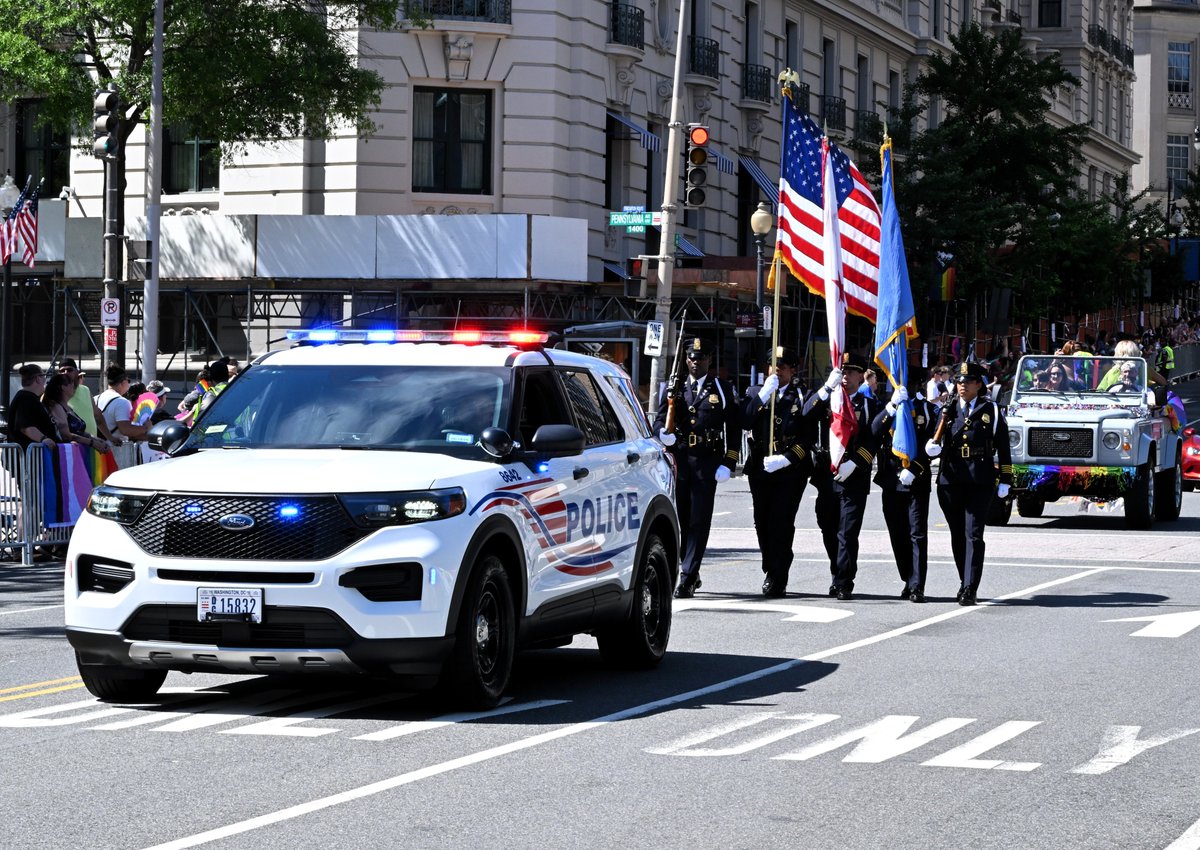 DCPoliceDept's tweet photo. Happy Pride! 🌈

MPD is proud to be keeping everyone safe during this amazing day in the District. https://t.co/Bg7EKflYi0