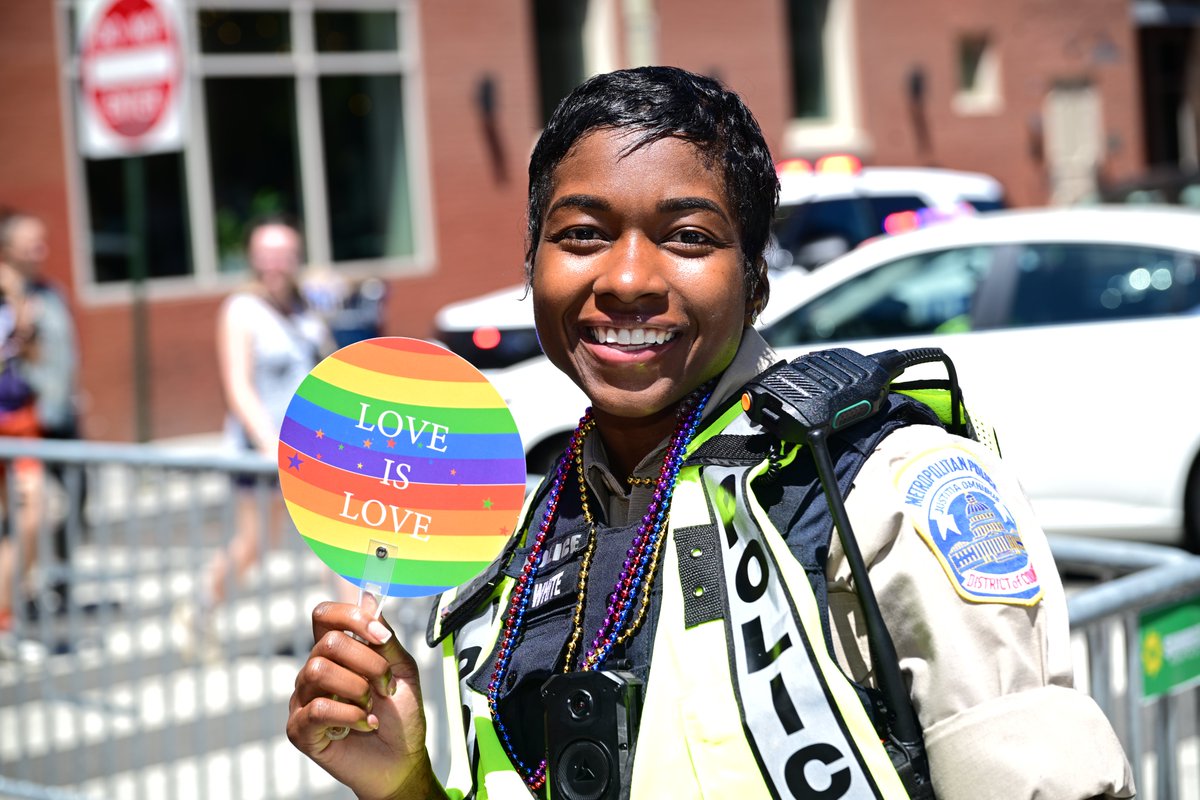 DCPoliceDept's tweet photo. Happy Pride! 🌈

MPD is proud to be keeping everyone safe during this amazing day in the District. https://t.co/Bg7EKflYi0
