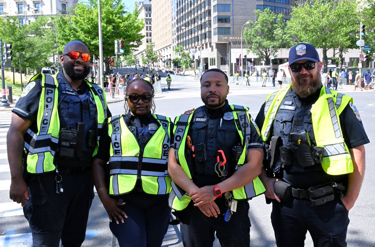 DCPoliceDept's tweet photo. Happy Pride! 🌈

MPD is proud to be keeping everyone safe during this amazing day in the District. https://t.co/Bg7EKflYi0