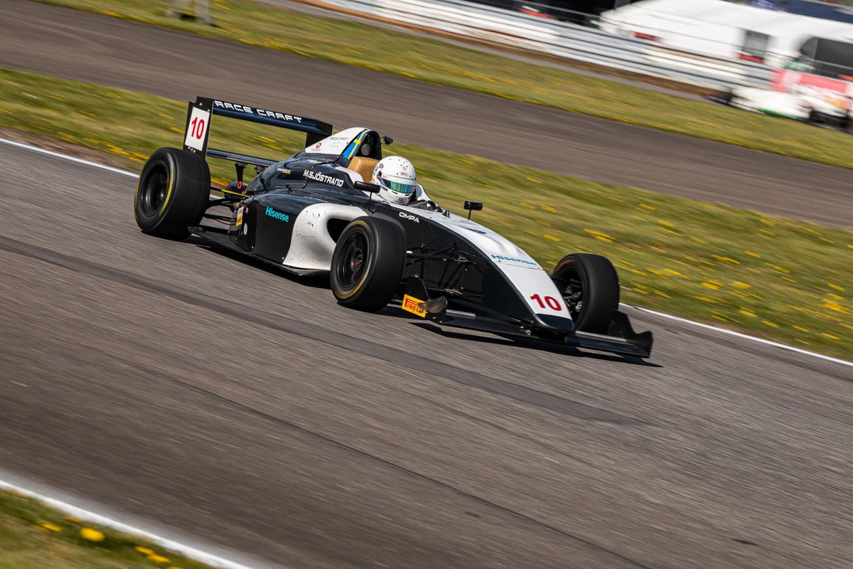 MillaSjostrand's tweet photo. @lowengrip Vill du vara gäst i teamet nästa helg? Tävling på Sturup Raceway utanför Malmö. Hänga med mig och resten av raceteamet. :) 
https://t.co/CiNLWKe8z4 https://t.co/qczrB5J873