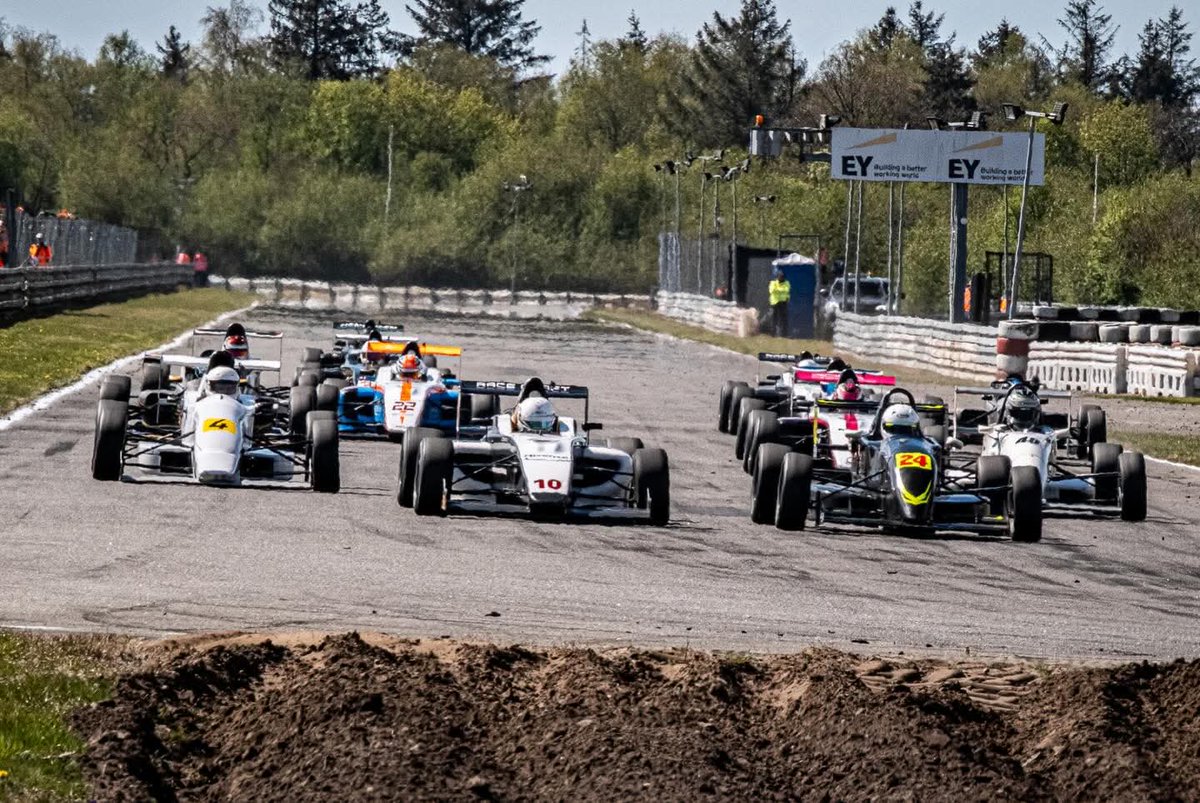 MillaSjostrand's tweet photo. @lowengrip Vill du vara gäst i teamet nästa helg? Tävling på Sturup Raceway utanför Malmö. Hänga med mig och resten av raceteamet. :) 
https://t.co/CiNLWKe8z4 https://t.co/qczrB5J873