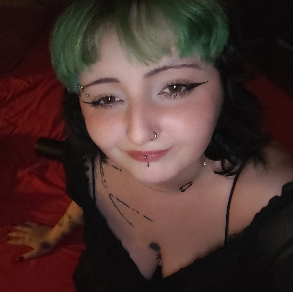 cappyislucky's tweet photo. je suis rentrée à la maison tout s'est bien passé j'ai eu ÉNORMÉMENT de compliments sur ma voix et ma performance eheheh https://t.co/npWWmyAcFm