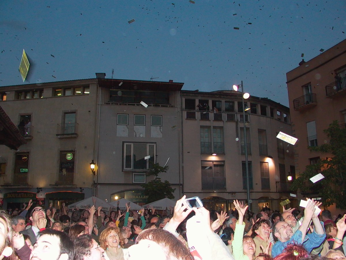 sacaix's tweet photo. Fa 20 anys, des del col·lectiu Embut, vam realitzar el "Bombardeig Poètic" a Granollers per commemorar el bombardeig feixista a la ciutat.
Va ser un acte inspirat amb els que ja havien fet el col·lectiu Casagrande de Xile...
#BombardeigPoètic https://t.co/vjX0MLsRQ1