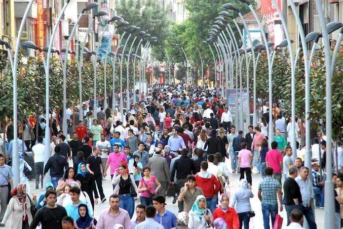cadder54's tweet photo. Kamuoyu Bilgilendirmesi;

Bugün saat 15.10 sıralarında Adapazarı İlçesi Cumhuriyet Mah. Dr. Kamil Sokakta Silahla Yaralamalı Adli Bir Vaka Meydana Gelmiştir.

BU ADLİ VAKA İLGİLİ OLARAK BAZI YEREL HABER SİTELERİNDE BU OLAYIN ÇARK CADDESİNDE OLMUŞ GİBİ İÇEREN BAŞLIKLAR ATILARAK HABER GEÇİLDİĞİ GÖRÜLMÜŞTÜR.
FAKAT BU ADLİ VAKANIN YAŞANDIĞI “SOKAKLA” ÇARK CADDESİNİN HİÇBİR İLGİSİ YOKTUR.!!!

Bu Tarz Yanıltıcı Haber Başlıkları ve Vatandaşlarımızı Yanlış Yönlendirme Çalışmalarının Hiç Kimseye Faydası Olmayacağı Gibi,Sakaryanın ve Bölgemizin Gözbebeği Çark Caddesinin Güvenliğinden Sorumlu Olan Başta Sakarya Valiliği ve Sakarya İl Emniyet Müdürlüğü Ekiplerinin Canla-Başla Yaptıkları Çalışmaları Hiçe Saymaktan Öteye Gitmemektedir.

İş Bu Sebeple Değerli Basın Mensuplarımızı Hep Birlikte Yaşadığımız Şehir Olan Sakaryamızın Değerleri İle İlgili Yapılacak Haberlerde;
Daha Özverili,
Daha Objektif,
Daha Doğru Yaklaşımlar İçinde Bulunarak Sorumlu Gazetecilik Yapmaya Davet Ediyoruz..

Not;İlk Anda Yanlış Geçilen Haber Başlıklarını Kaldırıp,Düzeltmede Bulunan Haber Sitelerine Ayrıca Teşekkür Ediyoruz.

Kamuyouna Saygıyla Duyrulur.

@basinilankurumu 
@bik_istanbul 
@AbdulkadirCay 
@dogan_rahmi 
@Malatya1064 
#Sakarya 
#çarkcaddesi
#doğruhabercilik