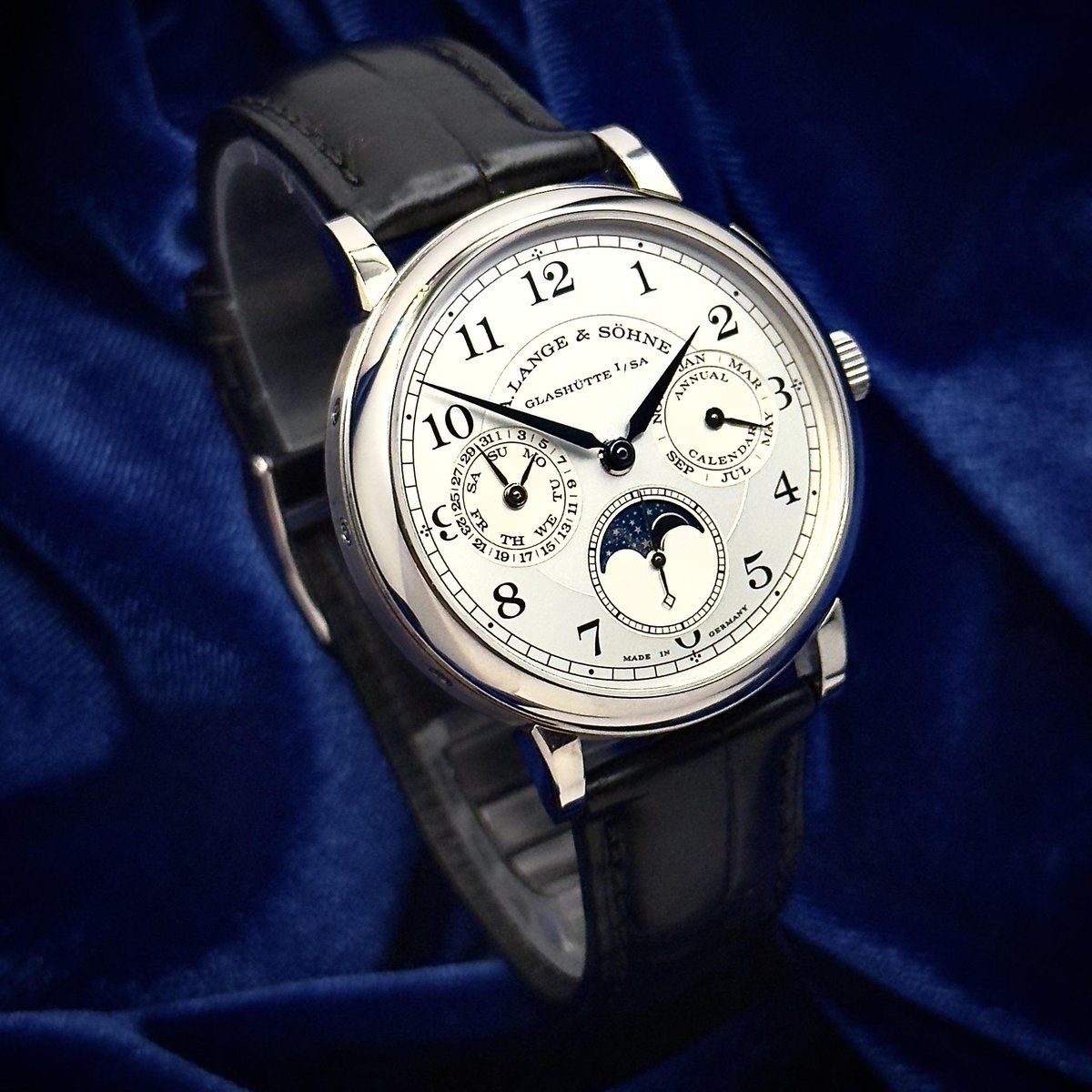 WatchPatrolRF's tweet photo. 🌖 The 1815 Annual Calendar blends a clean dial with a moonphase disc that looks even better up close. Flip it over—the movement finishing is pure Lange and worth studying every time. #Lange #GermanWatchmaking #Moonphase #SpiritualAd17
💎 $37,888 at https://t.co/YKuvrusKxT https://t.co/7TI17ZKVdV