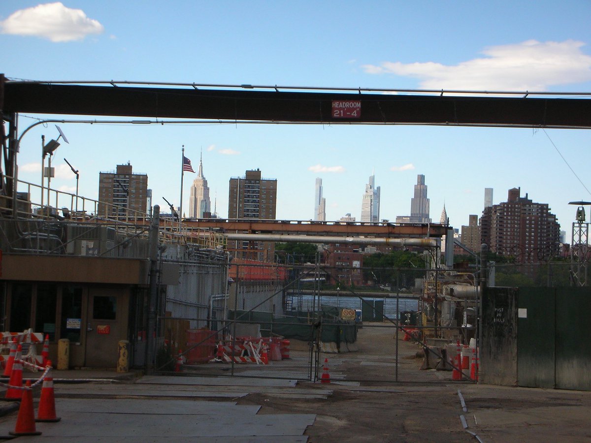 realslouchback's tweet photo. Manhattan from the Manhattan bridge and DUMBO https://t.co/0SjnrqthVP