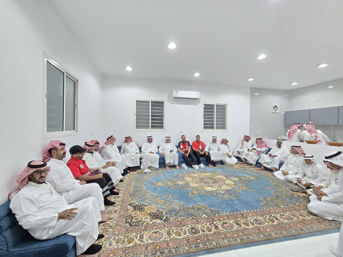 Shhaabcom's tweet photo. افتتاح نقطة تمركز للهلال الأحمر بمركز عفراء في بلقرن بدعم مجتمعي من الشيخ صالح بن مسعد

افتُتحت اليوم السبت 5 محرم 1448هـ نقطة تمركز جديدة لهيئة الهلال الأحمر السعودي بمحافظة بلقرن في مركز عفراء، بحضور مدير قطاع هيئة الهلال الأحمر السعودي بشمال عسير الأستاذ محمد بن سالم اليامي، ومشائخ قبائل الصهب الأربعة، وذلك ضمن شراكة مجتمعية أسهم فيها رجل الأعمال الشيخ صالح بن محمد بن مسعد، الذي تكفّل بإنشاء مبنى المركز على نفقته الخاصة دعمًا للخدمات الإسعافية وخدمةً للأهالي والمسافرين.

وتخدم نقطة التمركز الجديدة عددًا من الطرق والمحاور الحيوية المهمة، تشمل طريق بيشة – بلقرن، وطريق بلقرن – الطائف، وصولًا إلى مدينة البظاظة، ومركزي طلالا وحوران، إضافة إلى مركز عفراء، مما يسهم في تعزيز سرعة الاستجابة للحالات الإسعافية والحوادث المرورية ورفع مستوى الجاهزية الميدانية في هذه المواقع.

ويأتي افتتاح هذه النقطة في إطار جهود هيئة الهلال الأحمر السعودي لتوسيع نطاق خدماتها الإسعافية وتعزيز وصولها إلى المستفيدين في مختلف المواقع، بما ينعكس إيجابًا على سرعة تقديم الرعاية الإسعافية وحفظ الأرواح.

ويُعد هذا المشروع نموذجًا للشراكة المجتمعية الفاعلة بين الجهات الحكومية ورجال الأعمال، حيث أسهم دعم الشيخ صالح بن مسعد في إنشاء مقر متكامل لنقطة التمركز، بما يعزز من كفاءة الخدمات الإسعافية ويخدم شريحة واسعة من المواطنين والمقيمين وعابري الطرق بمحافظة بلقرن.
#منصة_شهاب_الإعلامية 
#الهلال_الأحمر