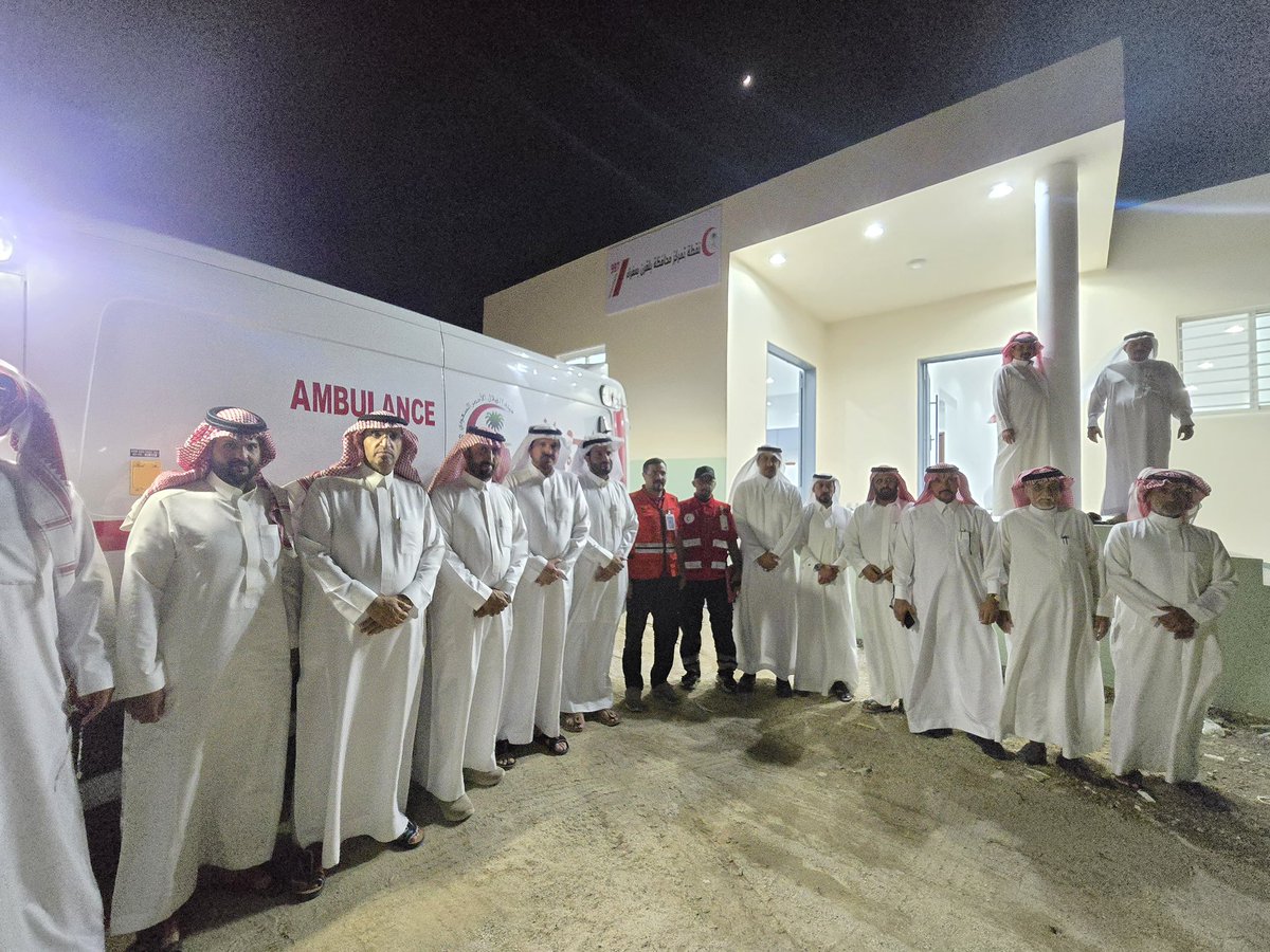 Shhaabcom's tweet photo. افتتاح نقطة تمركز للهلال الأحمر بمركز عفراء في بلقرن بدعم مجتمعي من الشيخ صالح بن مسعد

افتُتحت اليوم السبت 5 محرم 1448هـ نقطة تمركز جديدة لهيئة الهلال الأحمر السعودي بمحافظة بلقرن في مركز عفراء، بحضور مدير قطاع هيئة الهلال الأحمر السعودي بشمال عسير الأستاذ محمد بن سالم اليامي، ومشائخ قبائل الصهب الأربعة، وذلك ضمن شراكة مجتمعية أسهم فيها رجل الأعمال الشيخ صالح بن محمد بن مسعد، الذي تكفّل بإنشاء مبنى المركز على نفقته الخاصة دعمًا للخدمات الإسعافية وخدمةً للأهالي والمسافرين.

وتخدم نقطة التمركز الجديدة عددًا من الطرق والمحاور الحيوية المهمة، تشمل طريق بيشة – بلقرن، وطريق بلقرن – الطائف، وصولًا إلى مدينة البظاظة، ومركزي طلالا وحوران، إضافة إلى مركز عفراء، مما يسهم في تعزيز سرعة الاستجابة للحالات الإسعافية والحوادث المرورية ورفع مستوى الجاهزية الميدانية في هذه المواقع.

ويأتي افتتاح هذه النقطة في إطار جهود هيئة الهلال الأحمر السعودي لتوسيع نطاق خدماتها الإسعافية وتعزيز وصولها إلى المستفيدين في مختلف المواقع، بما ينعكس إيجابًا على سرعة تقديم الرعاية الإسعافية وحفظ الأرواح.

ويُعد هذا المشروع نموذجًا للشراكة المجتمعية الفاعلة بين الجهات الحكومية ورجال الأعمال، حيث أسهم دعم الشيخ صالح بن مسعد في إنشاء مقر متكامل لنقطة التمركز، بما يعزز من كفاءة الخدمات الإسعافية ويخدم شريحة واسعة من المواطنين والمقيمين وعابري الطرق بمحافظة بلقرن.
#منصة_شهاب_الإعلامية 
#الهلال_الأحمر