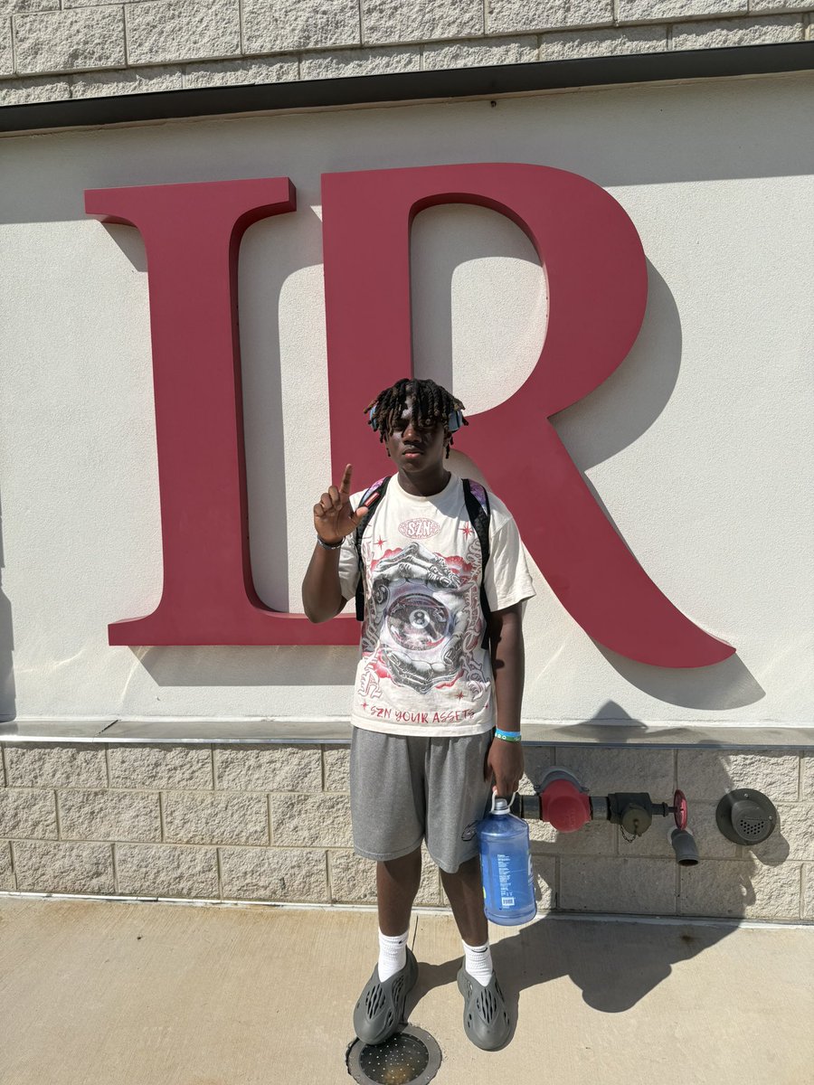 eric9coleman's tweet photo. It was a honor to learn and improve today with this staff. Truly grateful for the experience and getting coached up. @Jhilly79 @CoachJLord1 @Coach__Sides @Coach_Medici @HawkMgmt @LRbears https://t.co/I3mU7WvvbQ