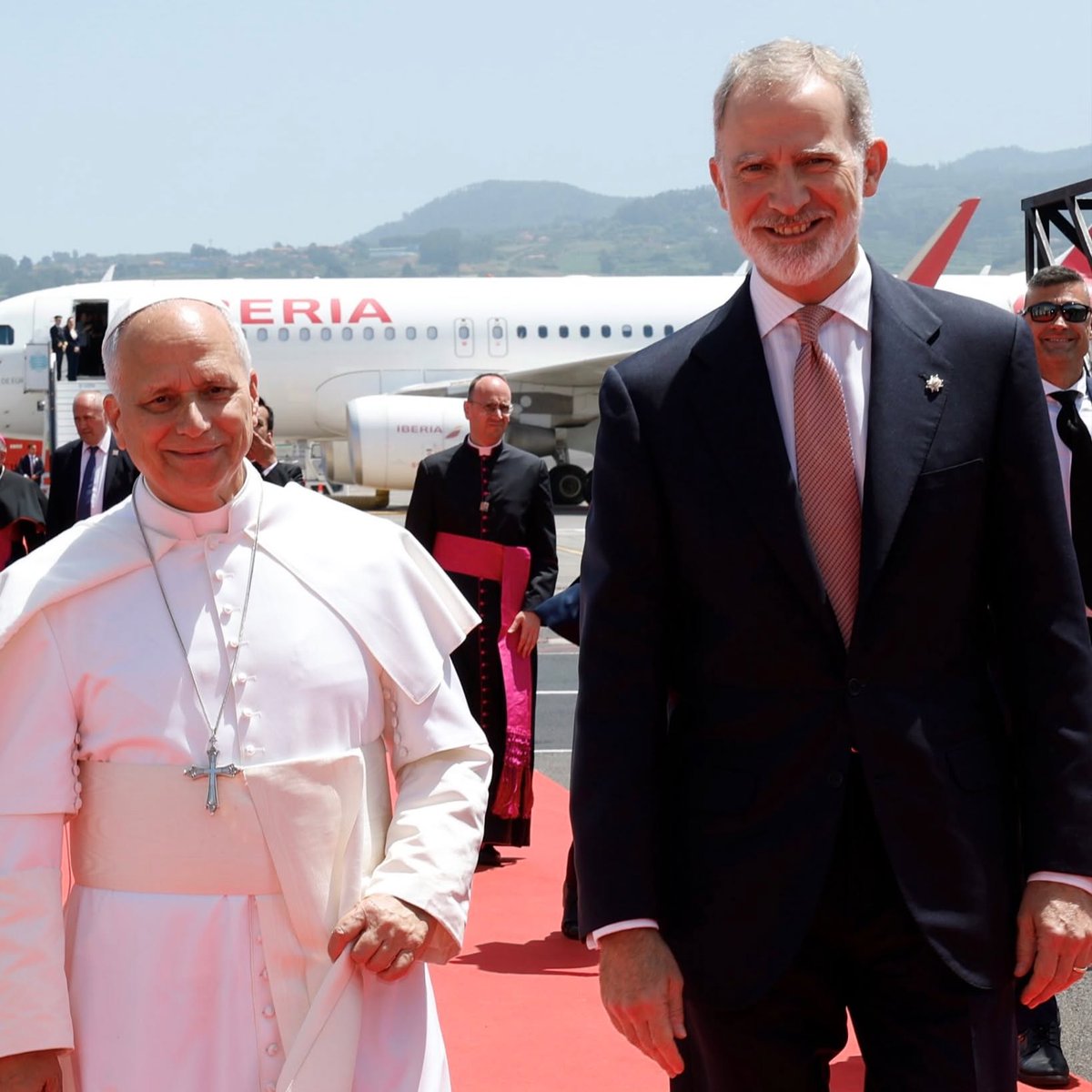 JULIOCSARBUSTO2's tweet photo. Los Poderes Temporal y Espiritual siempre se encuentran, por eso y aunque el mundo ande de espaldas a Dios, sigo creyendo que son de Derecho Divino. Un 19 de junio León XIV fue ordenado sacerdote. Un 19 de junio Felipe VI fue proclamado Rey de España. https://t.co/PQzBBsozJu