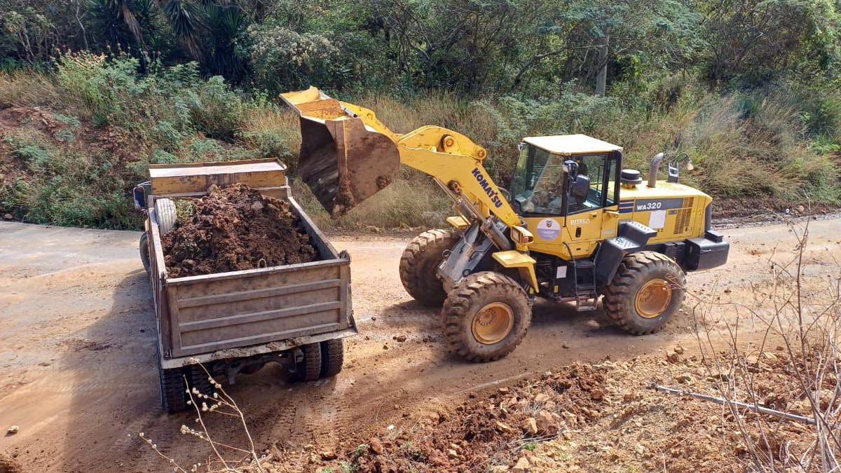 MIT_Ecuador's tweet photo. #Loja | Trabajamos en el
mantenimiento vial rutinario en la vía Velacruz-Catacocha E35A.

✅Vía habilitada.
🚜Personal y maquinaria en la zona.
⚠️Respete la señalización preventiva y conduzca con precaución. https://t.co/BEeD364m9d