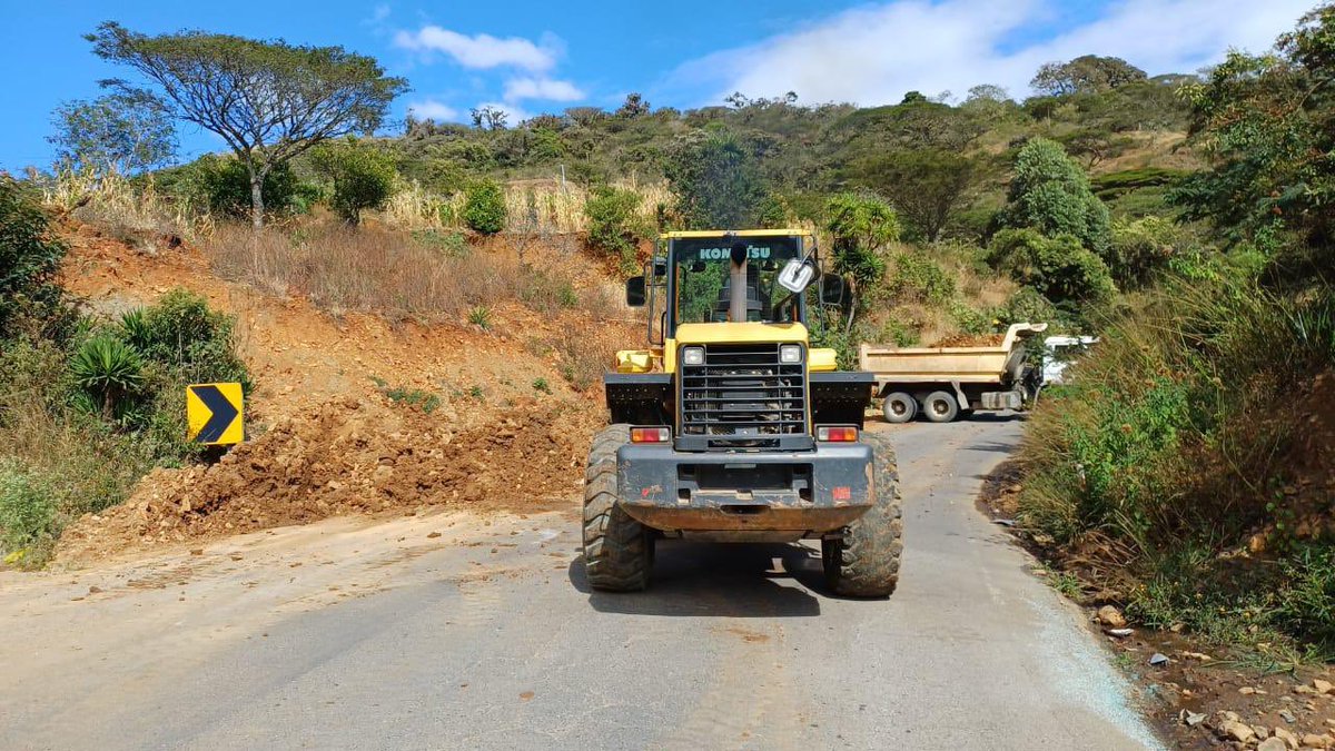 MIT_Ecuador's tweet photo. #Loja | Trabajamos en el
mantenimiento vial rutinario en la vía Velacruz-Catacocha E35A.

✅Vía habilitada.
🚜Personal y maquinaria en la zona.
⚠️Respete la señalización preventiva y conduzca con precaución. https://t.co/BEeD364m9d