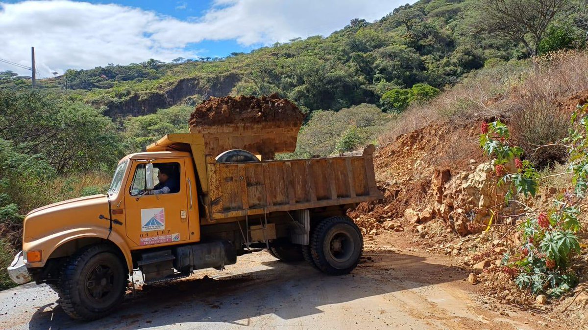MIT_Ecuador's tweet photo. #Loja | Trabajamos en el
mantenimiento vial rutinario en la vía Velacruz-Catacocha E35A.

✅Vía habilitada.
🚜Personal y maquinaria en la zona.
⚠️Respete la señalización preventiva y conduzca con precaución. https://t.co/BEeD364m9d