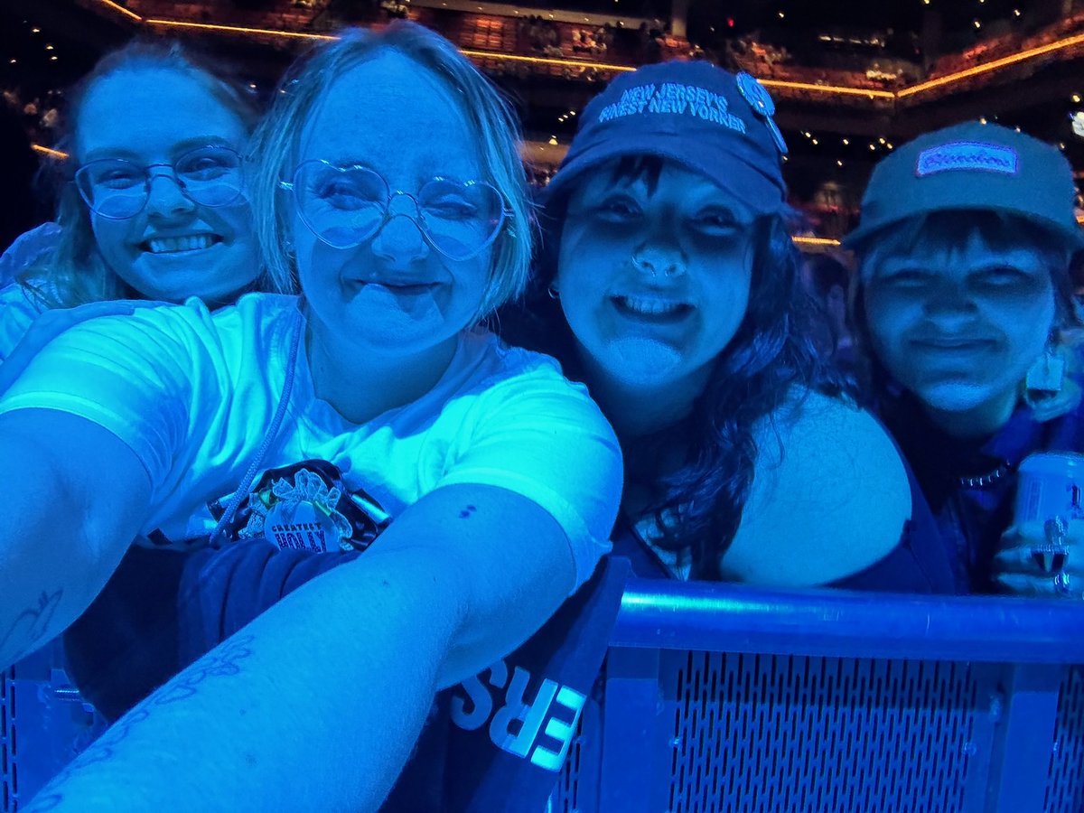 itskendalagain's tweet photo. missing bleachers ppl extra today 🥹🍅 https://t.co/iaBnHUVnqz