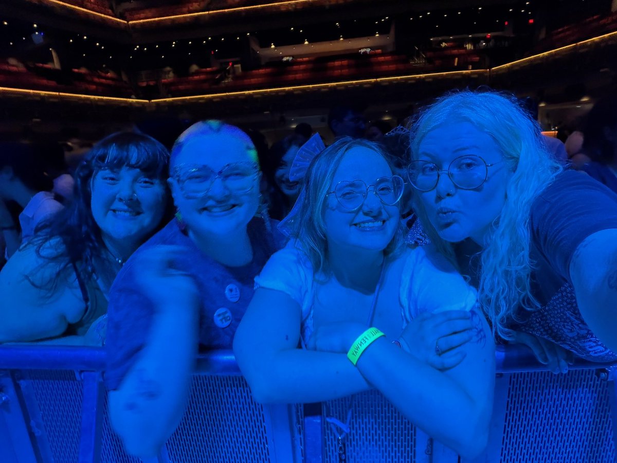 itskendalagain's tweet photo. missing bleachers ppl extra today 🥹🍅 https://t.co/iaBnHUVnqz
